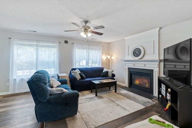 Building Photo - Corner lot 3 bed 2.5 bath with large fenced yard in Grove Park!