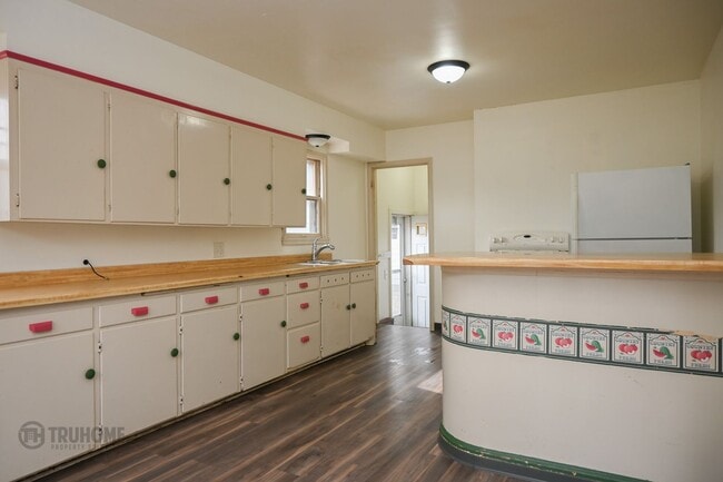 Building Photo - Large 6 Bedroom Home for Rent! Great Location on University!