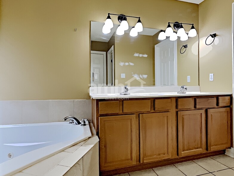 Building Photo - 10904 Parkgate Ln