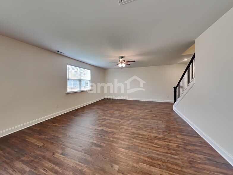 Building Photo - 5223 Valor Dr