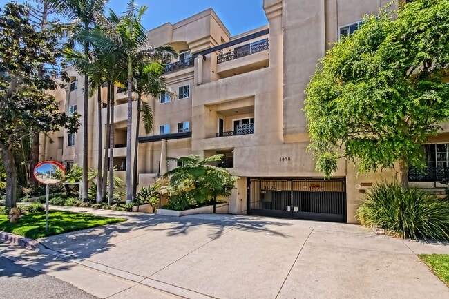 Building Photo - **Move in Special $1000 Off Third Months Rent** Remodeled Corner 3+2 Unit with Luxury Finishes Ne...