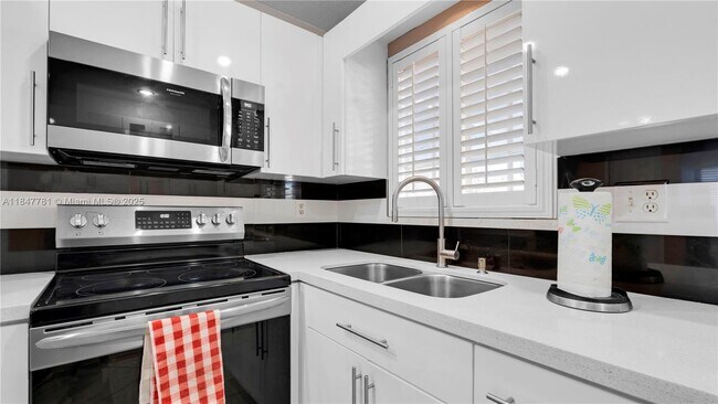 Building Photo - 2860 W 80th St