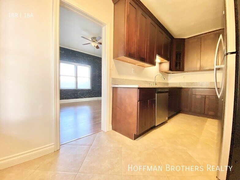 Building Photo - 800 N Las Palmas Ave