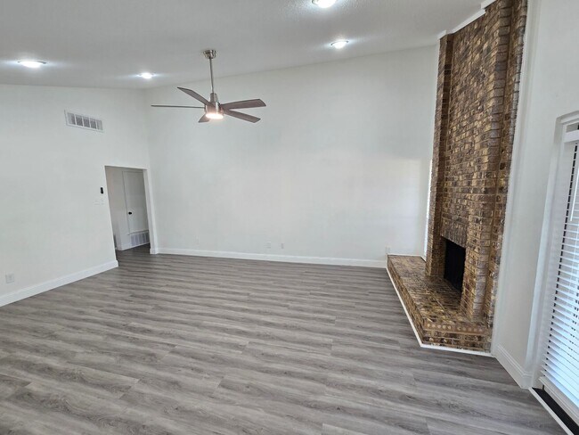 Building Photo - Updated, Energy Efficient 4 Bedroom 2 Bath Home in Golf Course Community