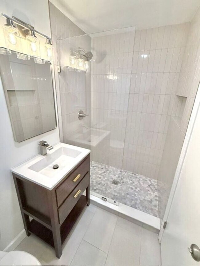 Building Photo - Newly Renovated 3BR home in East Memphis near the Botanical Gardens now available!