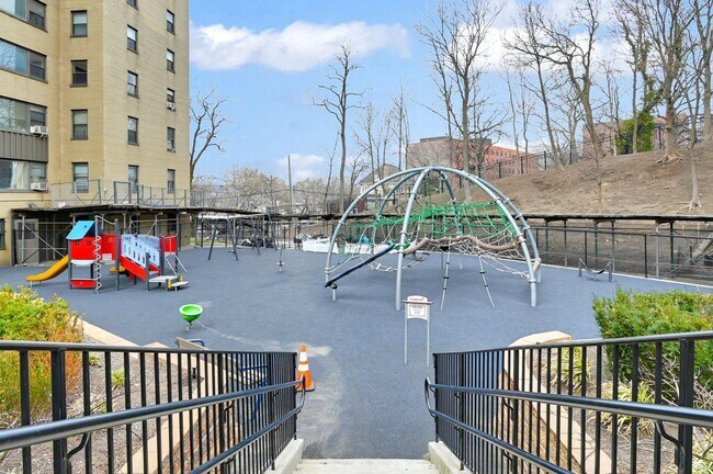 Building Photo - 3 Fordham Hill Oval