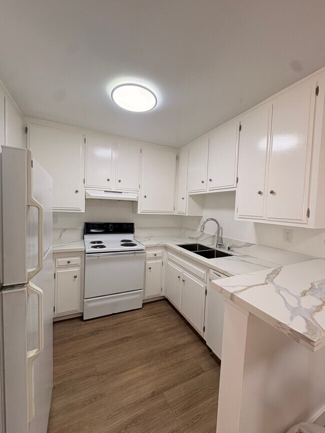 Building Photo - 1825 N Gramercy Pl