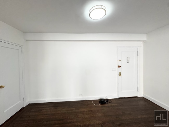 Building Photo - 20-25 5th Ave