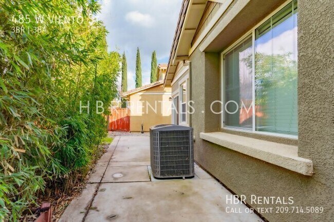 Building Photo - 485 W Viento St