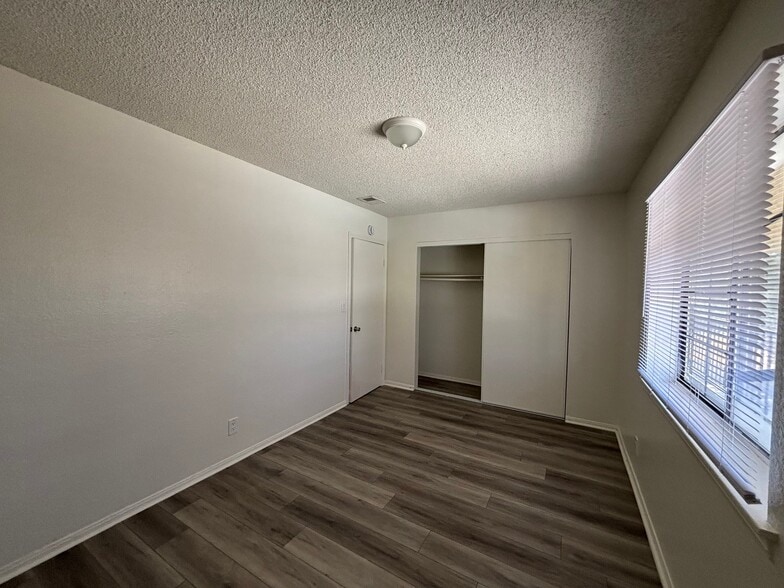 Building Photo - 509 E Ave Q