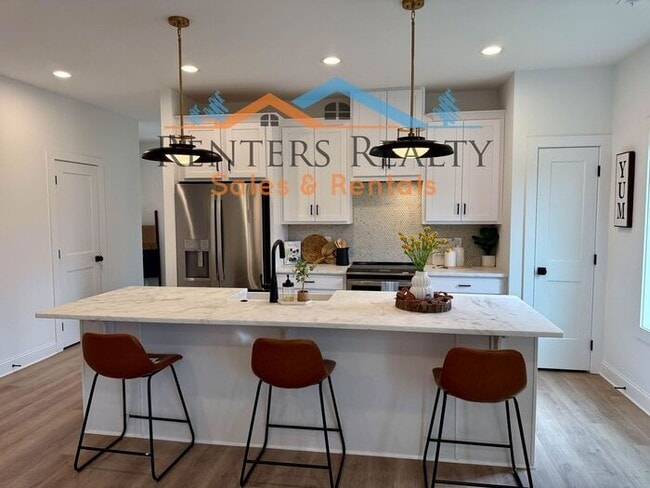 Building Photo - Stunning 3 Bedroom with Rooftop Terrace