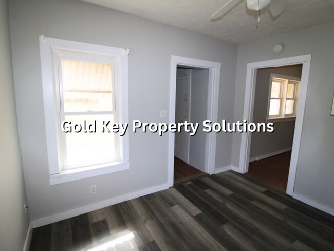 Building Photo - 1316 E 7th St