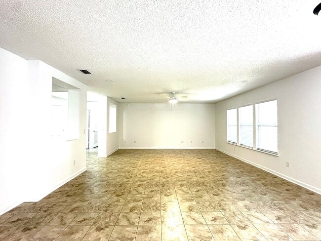 Building Photo - Close to Shopping, Restaurants, Schools & Beach!