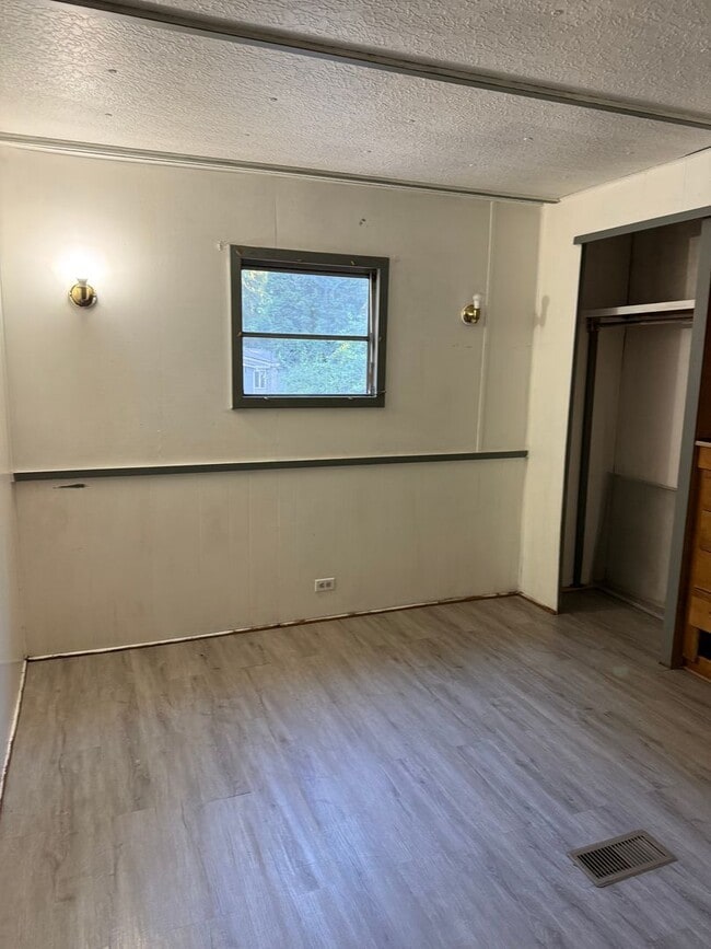 Building Photo - 3 Bedroom on large lot