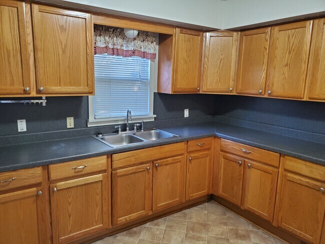 Building Photo - 705 N Boulevard