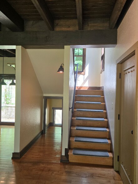 Building Photo - 33 Hoyt Rd