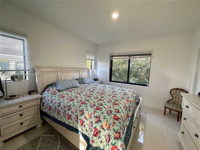 Building Photo - 306 NW 11th Ct