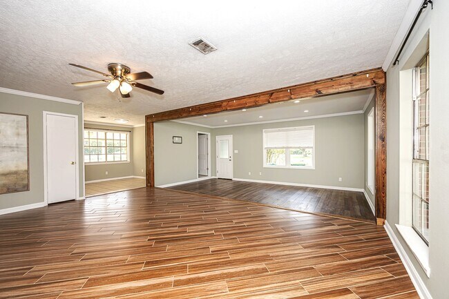 Building Photo - Move in ready 3 Bed 2 Bath Home in East Central School District!