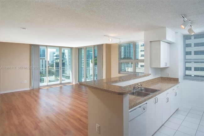 Building Photo - 1111 Brickell Bay Dr