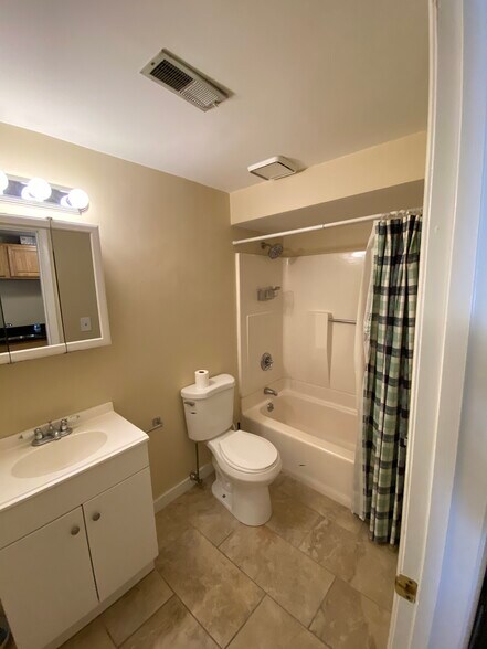 Building Photo - 382 Dorchester St