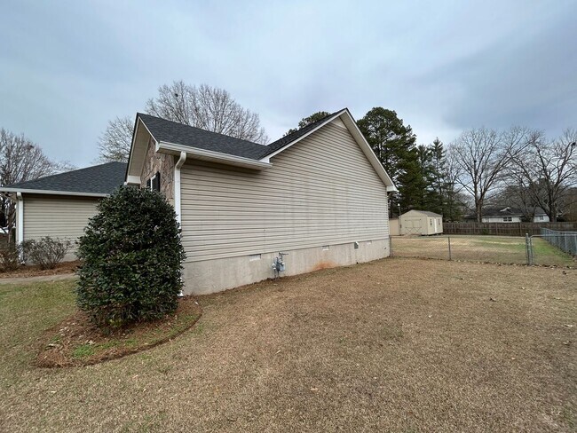 Building Photo - 3/2 Nice House in East Rome $1,895