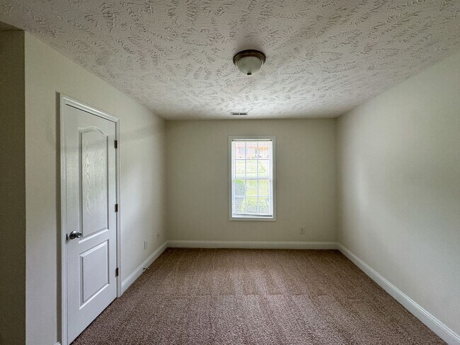 Building Photo - Charming 3 Bed 2 Bath Home in Fayetteville