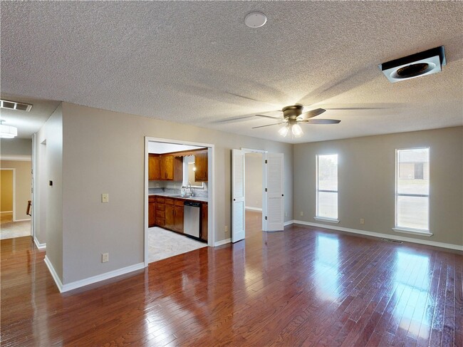 Building Photo - 1275 N Gregg Ave