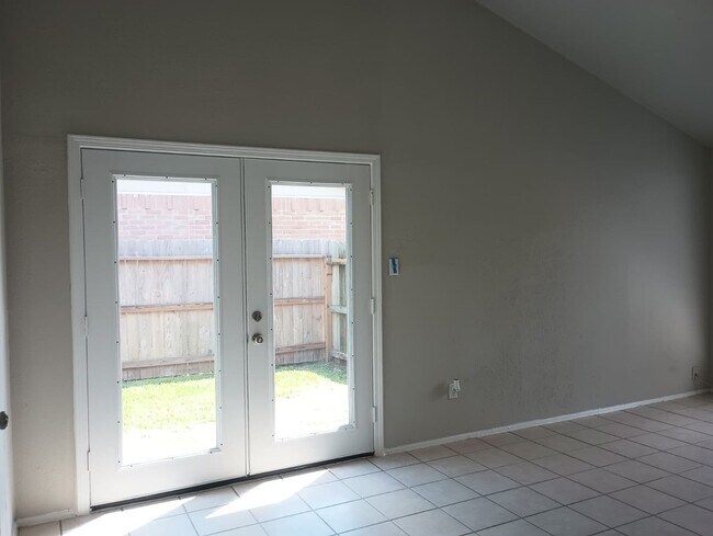 Building Photo - 3 bed / 1 bath home in Hockley - Move in R...