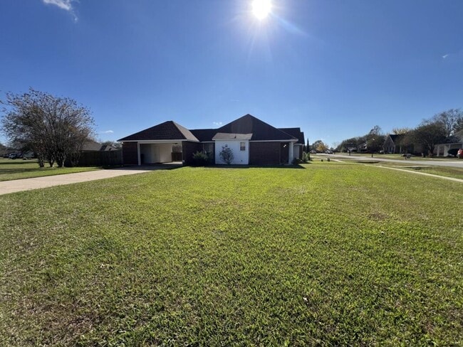 Building Photo - Corner-Lot Comfort in Zachary! — Spacious 3BR Home in Ravenwood Subdivision
