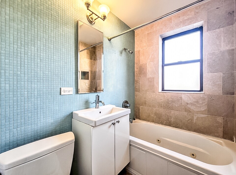 Building Photo - 736 W Addison St