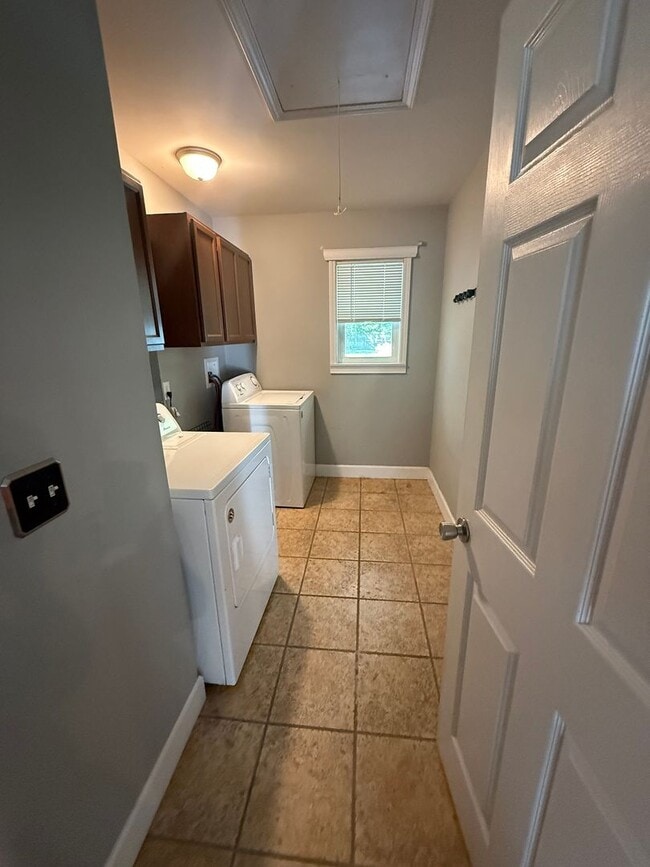 Building Photo - Beautiful 3 Bedroom