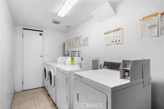 Building Photo - 6716 Sylmar Ave
