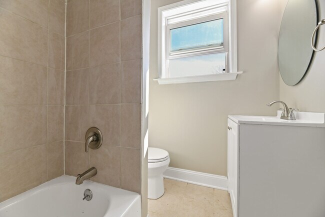 Building Photo - 3 Bedroom Rowhome- Baltimore City