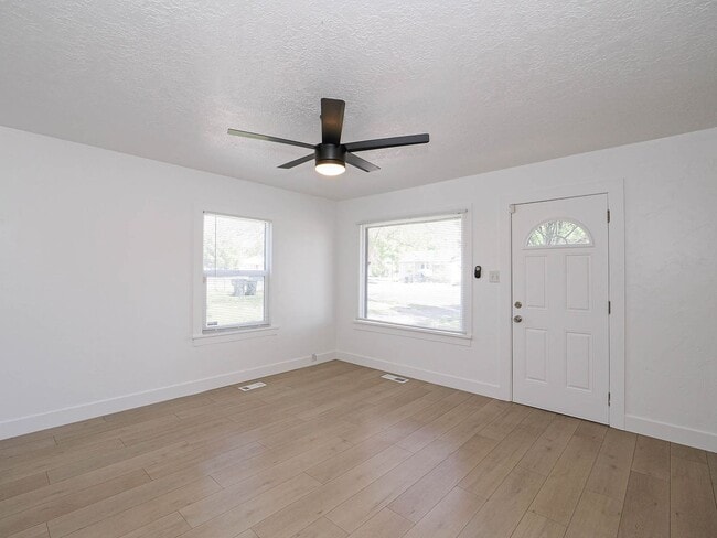 Building Photo - 3 Bed Bungalow Near BYU & UVU – Large Private Yard