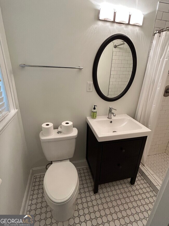 Building Photo - 116 Colonial Dr