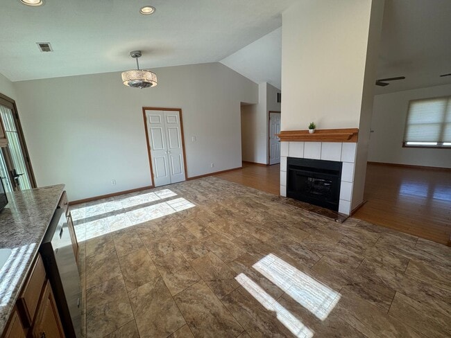 Building Photo - 3 Bedroom, 2 Bath New Rental Alert in Chat...