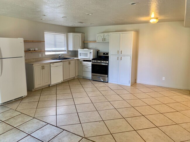Building Photo - Large Home with Fully Fenced Yard