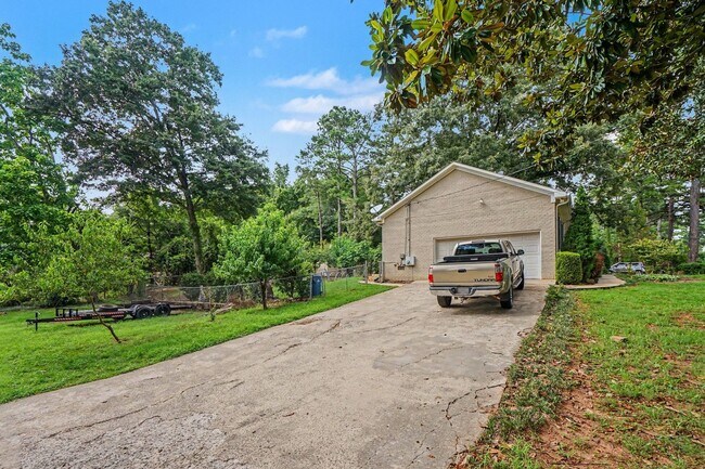 Building Photo - 290 University Cir