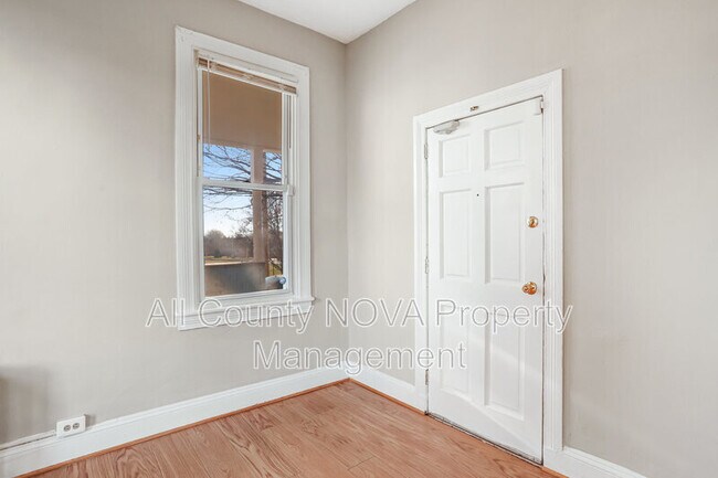 Building Photo - 305 9th St