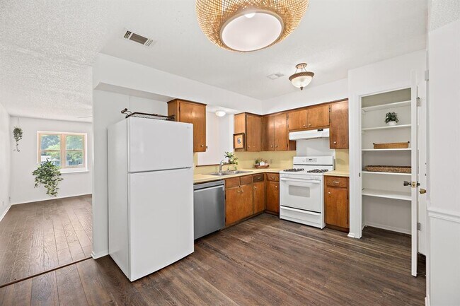 Building Photo - 806 Easy Day Cove