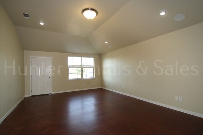 Building Photo - Beautiful 3 Bedroom Duplex
