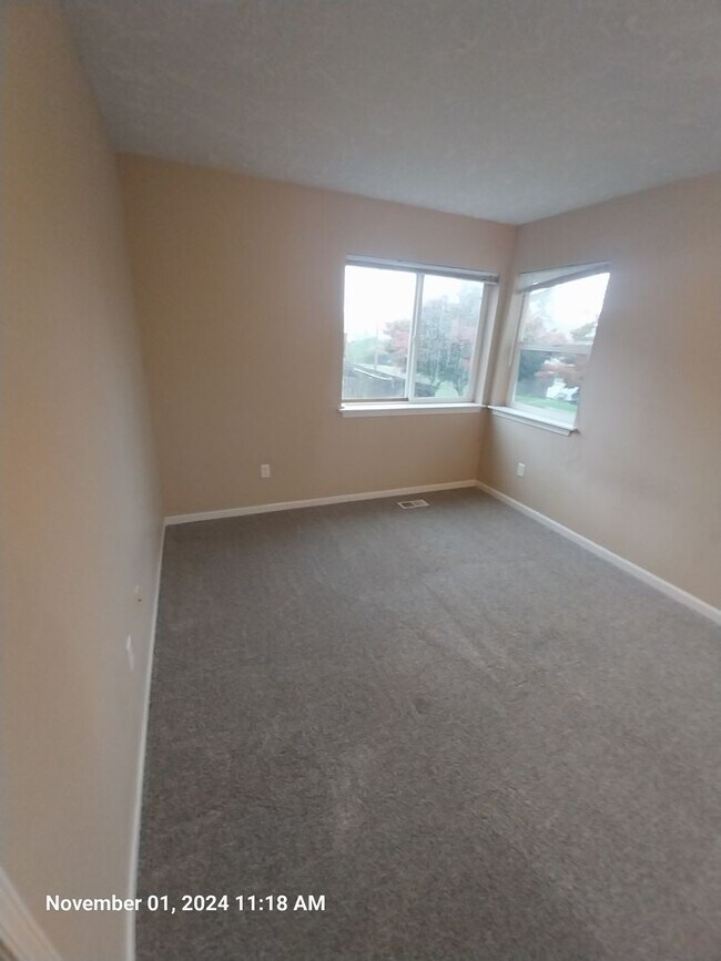 Building Photo - 467 NW Meadows Dr