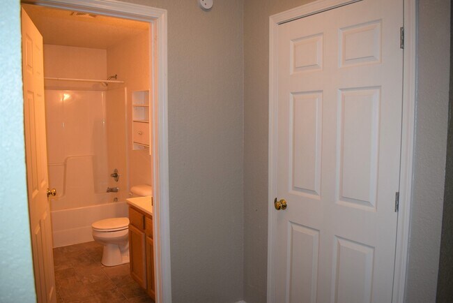 Building Photo - 3 bedroom 2 Bathroom Duplex in Hunters Ridge
