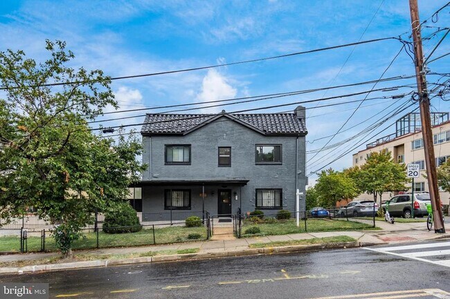 Building Photo - 2834 R St SE