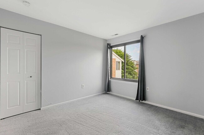 Building Photo - Charming Top Floor Condo with Pool View!!