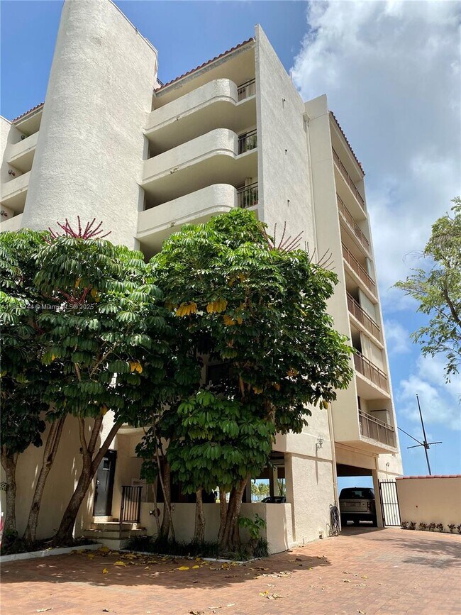 Building Photo - 1632 S Bayshore Ct
