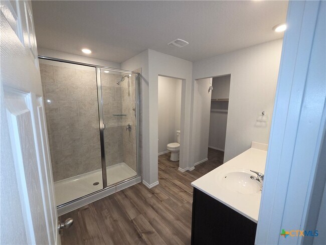 Building Photo - 1049 Velvet Ct