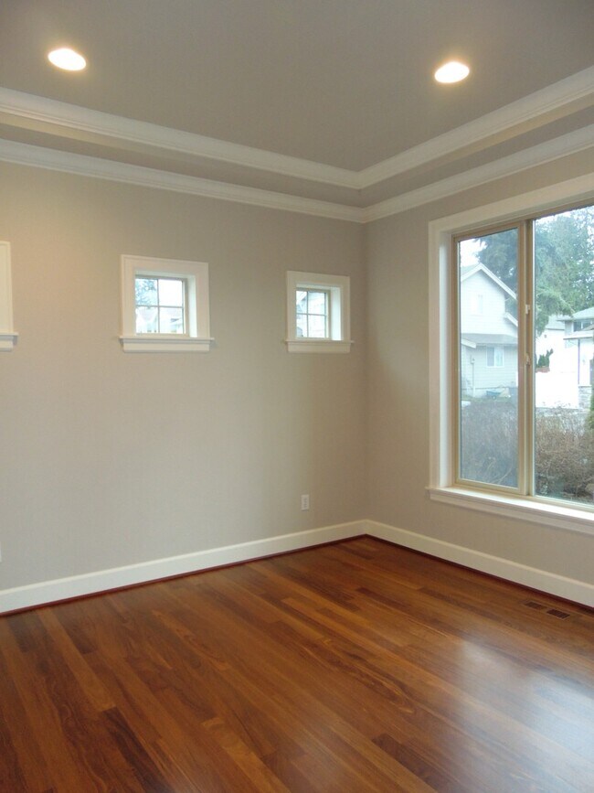 Building Photo - 4+ Bedroom/2.5 Bath Luxury Kirkland Home.  Spacious Home, Rose Hill Area!  A Must See!