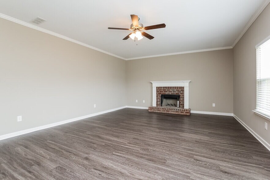 Building Photo - 601 Fieldcrest Dr