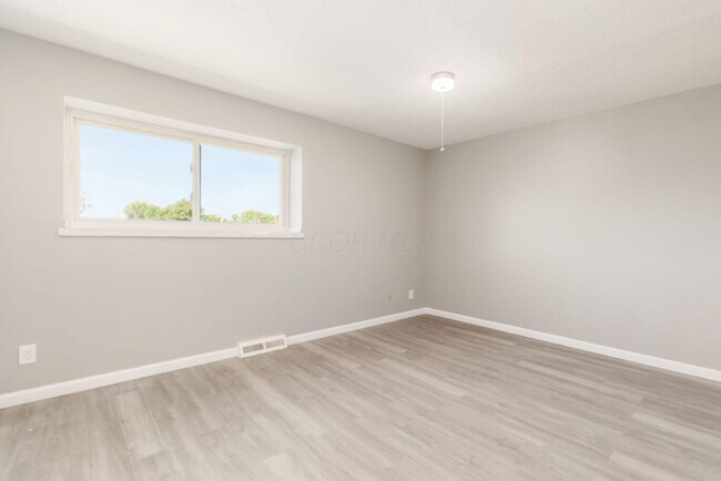 Building Photo - 1865 Willoway Cir N